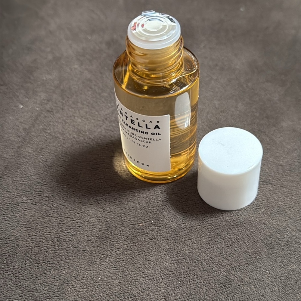 3/$18 Madagascar Centella Light Cleansing Oil travel size - Picture 5 of 5